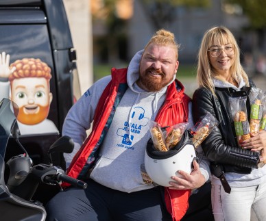 FOTO: S sendviči obdarili &scaron;oferje tovornjakov